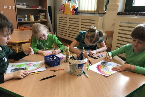 dzieci rysują przy stole
