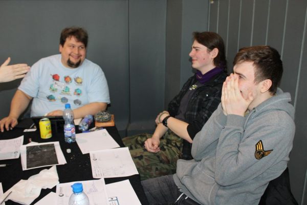grupa młodzieży podczas sesji rpg