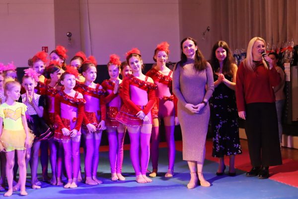 grupa dziewcząt tancerek w kolorowych strojach pozuje do zdjęcia