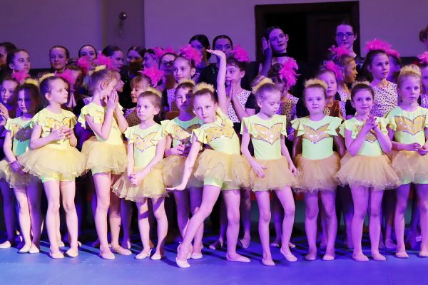 grupa dziewcząt tancerek w kolorowych strojach pozuje do zdjęcia