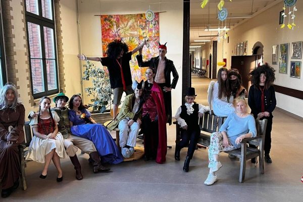 grupa aktorów pozuje do zdjęcia