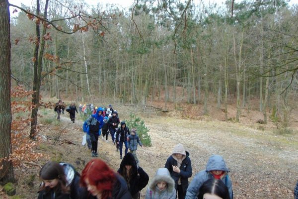 uczniowie przy pomnikowym dębie