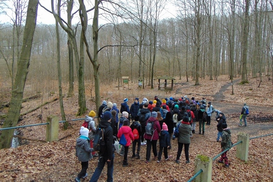 uczniowie przy pomnikowym dębie