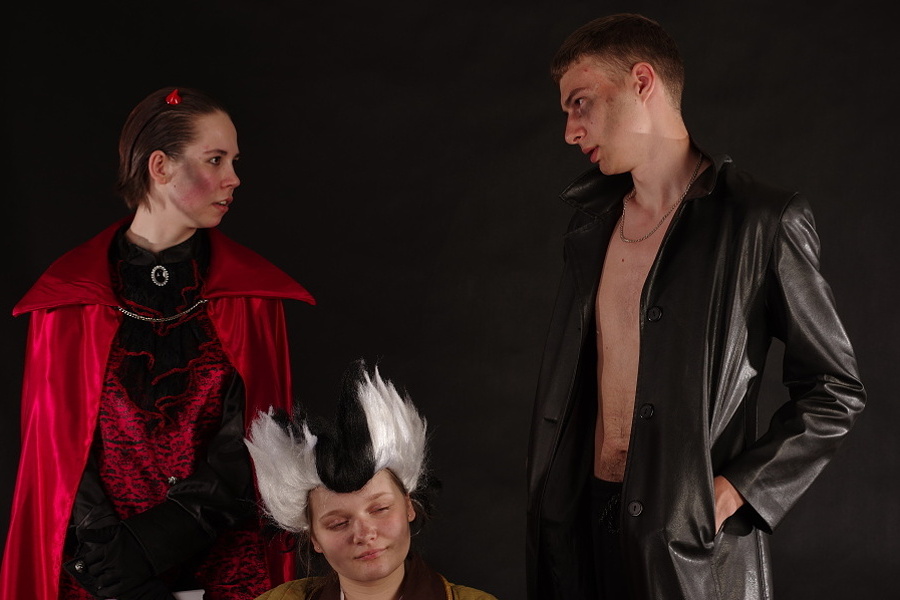 trójka młodych aktorów pozuje do zdjęcia