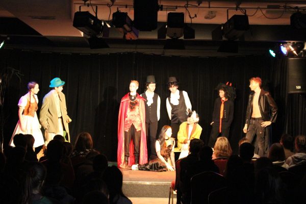 grupa młodych aktorów na scenie