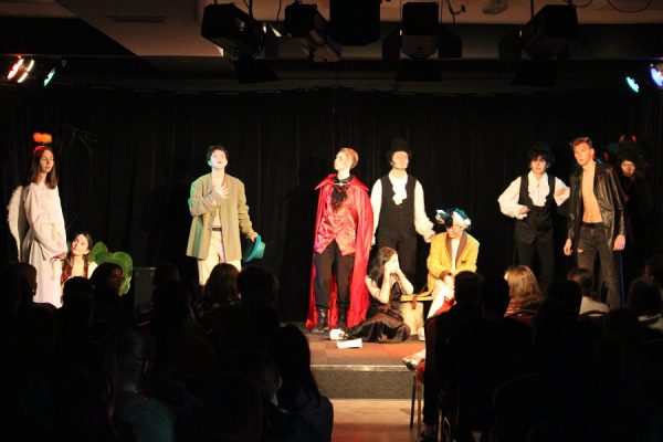 grupa młodych aktorów na scenie