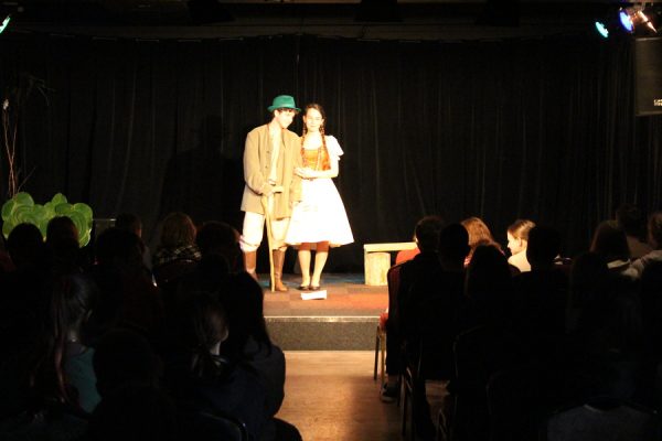 dwoje aktorów na scenie