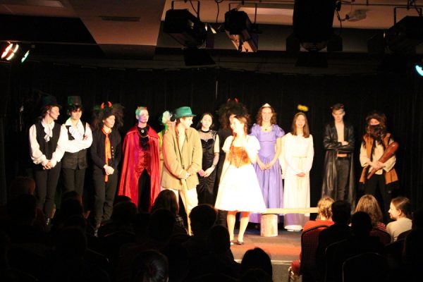 grupa młodych aktorów na scenie