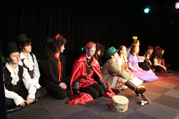 grupa młodych aktorów na scenie