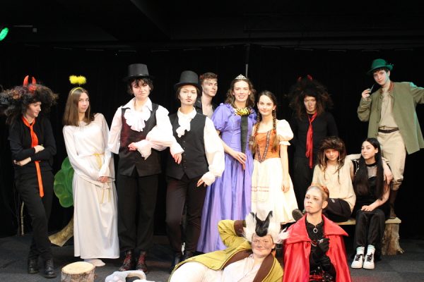 grupa młodych aktorów na scenie