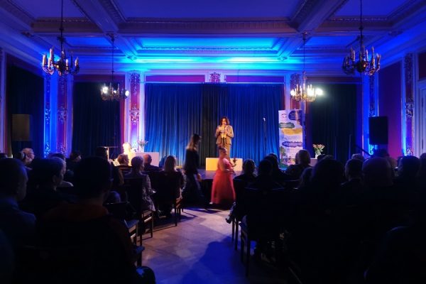 widownia ze sceną w odcieniach niebiskości