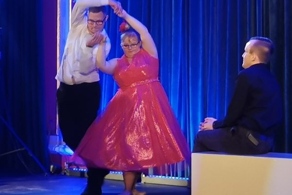 scena a na niej tancerze