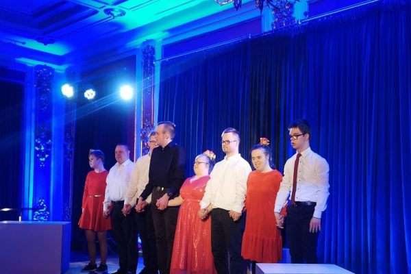 scena a na niej tancerze