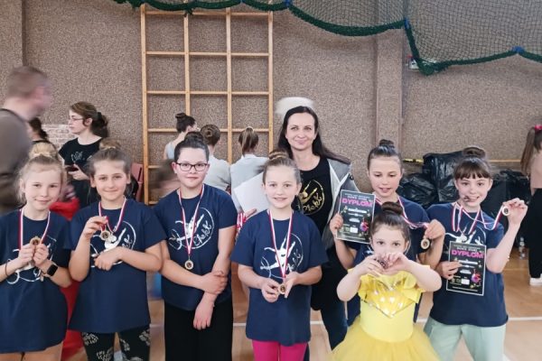 dziewczęta z nauczycielką pozują do zdjęcia