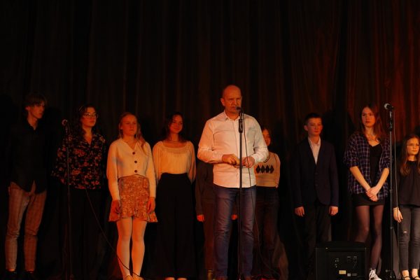 wokaliści na scenie przy mikrofonie