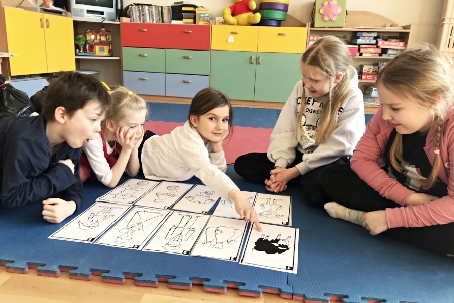 grupa dzieci w trackie zajęć