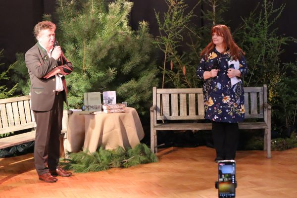 kobieta i mężczyzna na scenie z mikrofonami