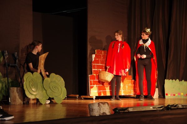 młodzi aktorzy na scenie