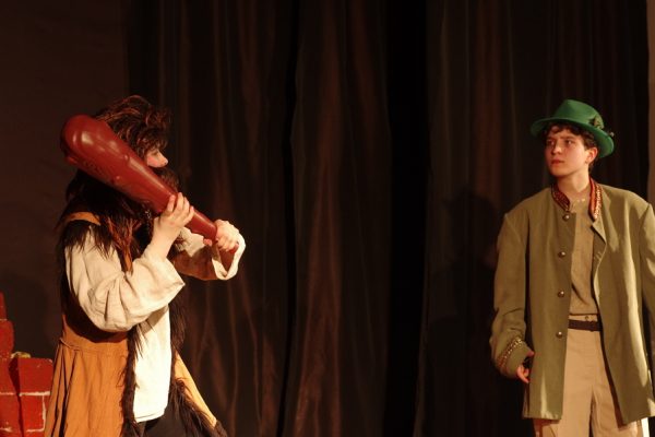 młodzi aktorzy na scenie