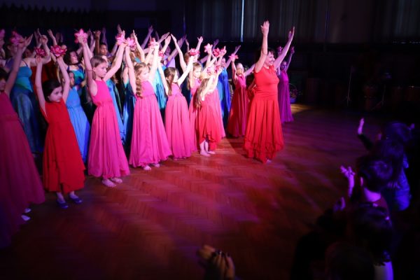 Kobiety w kolorowych strojach w tańcu