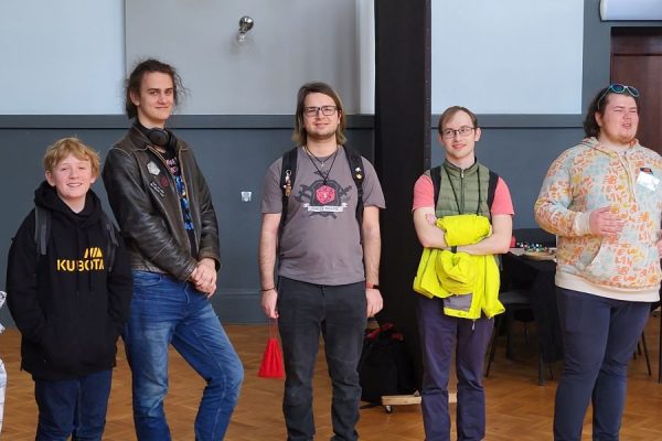 grupa młodzieży w trakcie spotkania