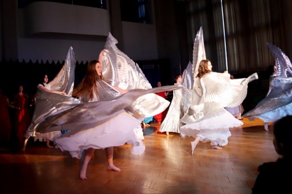 Kobiety w białych strojach w tańcu