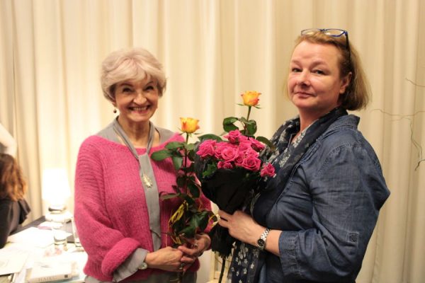 dwie kobiety z bukietem kwiatów