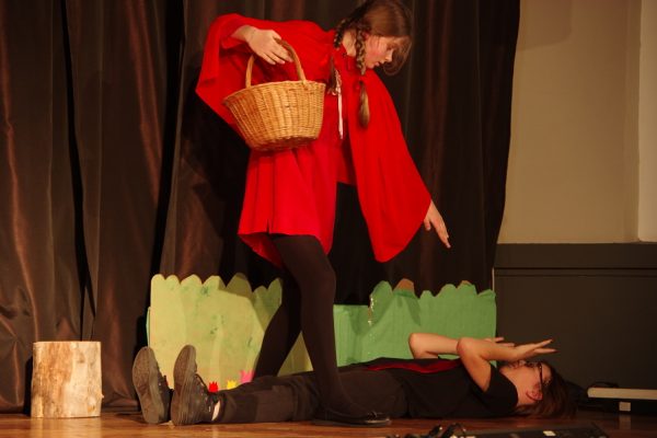 młodzi aktorzy na scenie