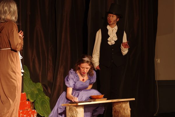 młodzi aktorzy na scenie