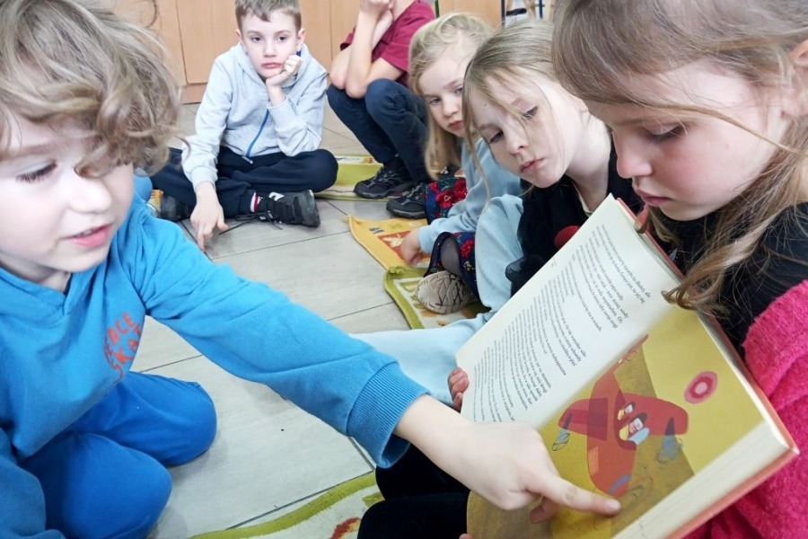 dzieci oglądają książkę