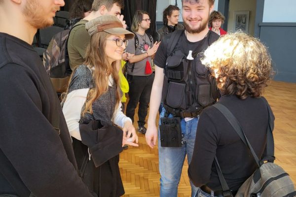 grupa młodzieży w trakcie spotkania