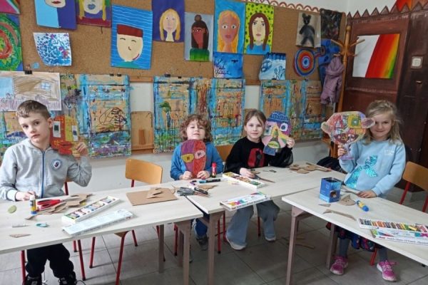 uczestnicy pracowni plastycznej przypracy