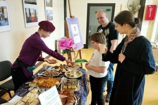 klienci kupują ciasteczka