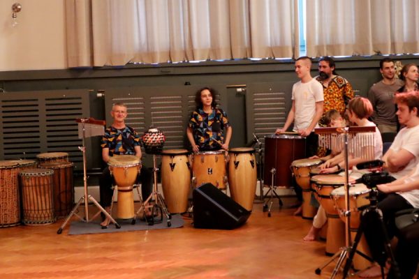 grupa muzyków przy bębnach