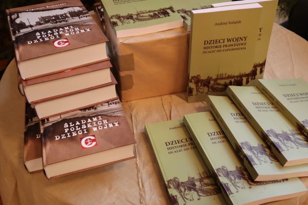 książki leżą na stole