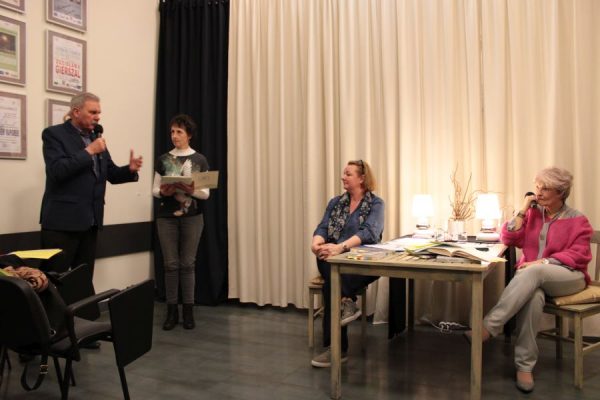 cztery osoby podczas wieczoru literackiego