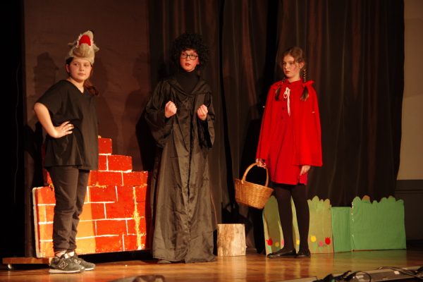 młodzi aktorzy na scenie