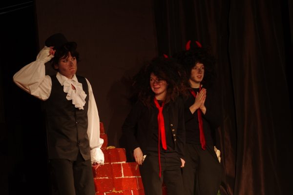 młodzi aktorzy na scenie