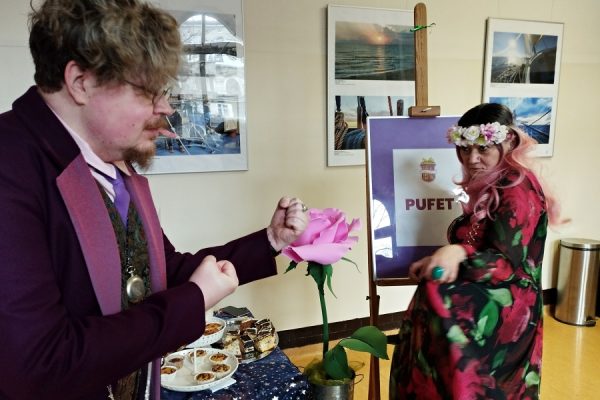 mężczyzna i kobieta w strojach pozują do zdjęcia