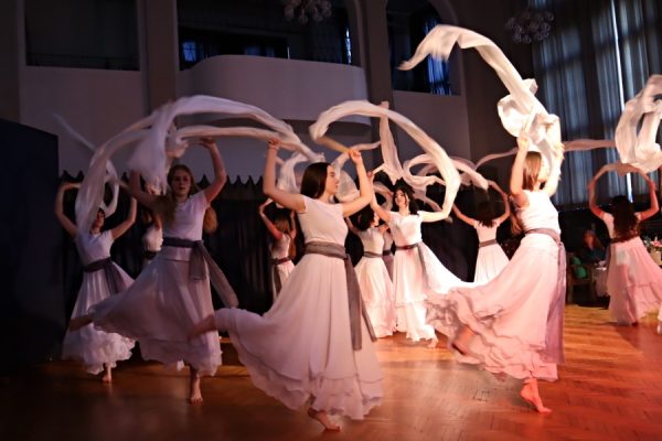 kobiety w trakcie tańca z woalami