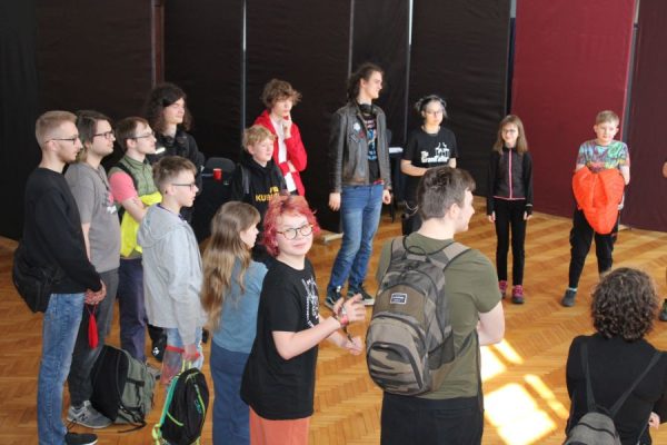 grupa młodzieży w trakcie spotkania