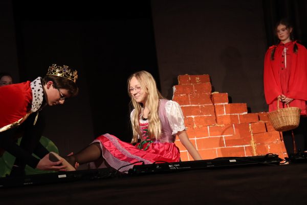 młodzi aktorzy na scenie