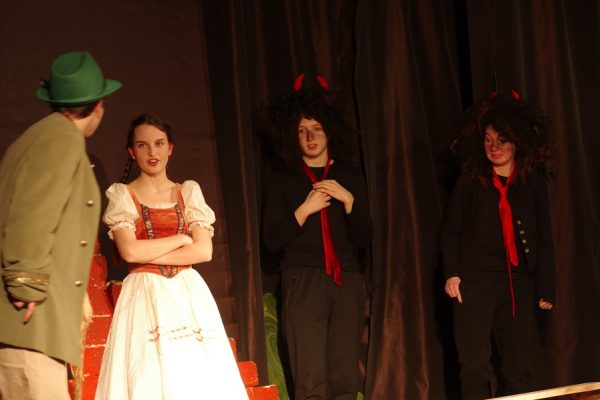 młodzi aktorzy na scenie