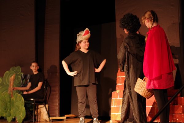 młodzi aktorzy na scenie