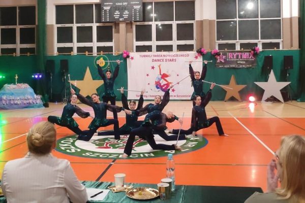 grupa dziewcząt w trakcie tańca