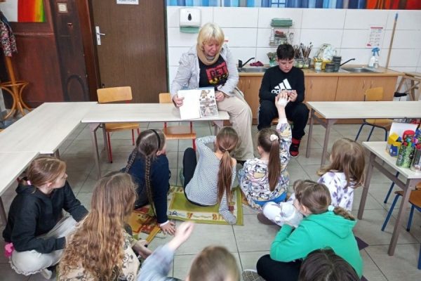 nauczycielka czyta dzieciom książkę