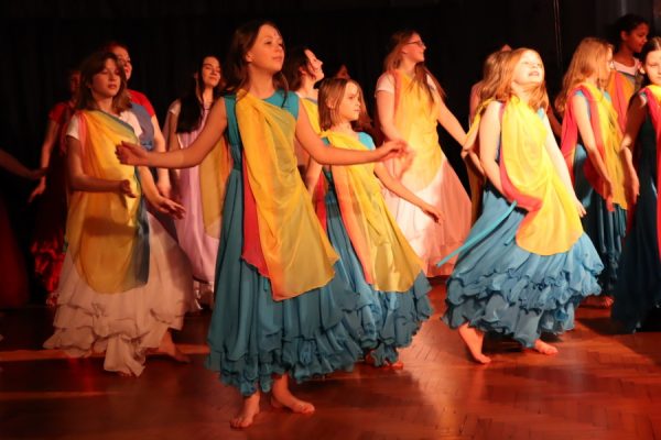 dziewczęta w trakcie tańca