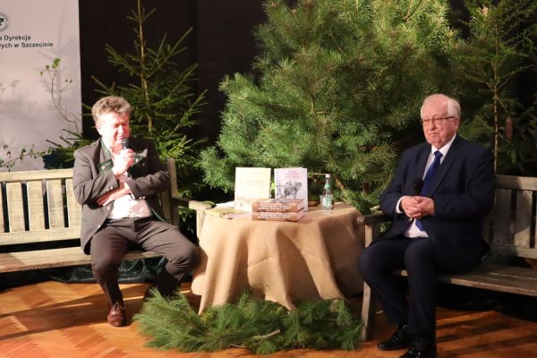 dwóch mężczyzn w trakcie rozmowy przy stoliku