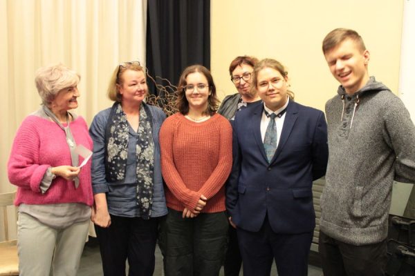 grupa osób pozuje do zdjęcia