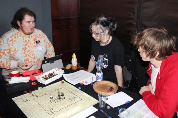 grupa młodzieży w trakcie sesji RPG